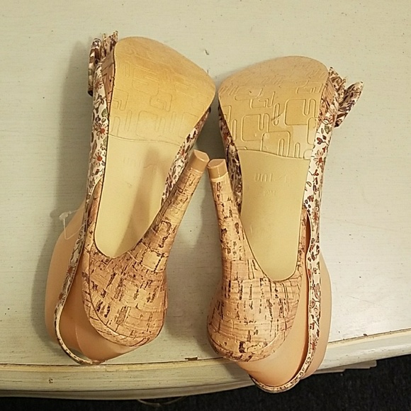 UNISA TAN FLOWER HEELS WITH BOW - Picture 4 of 7